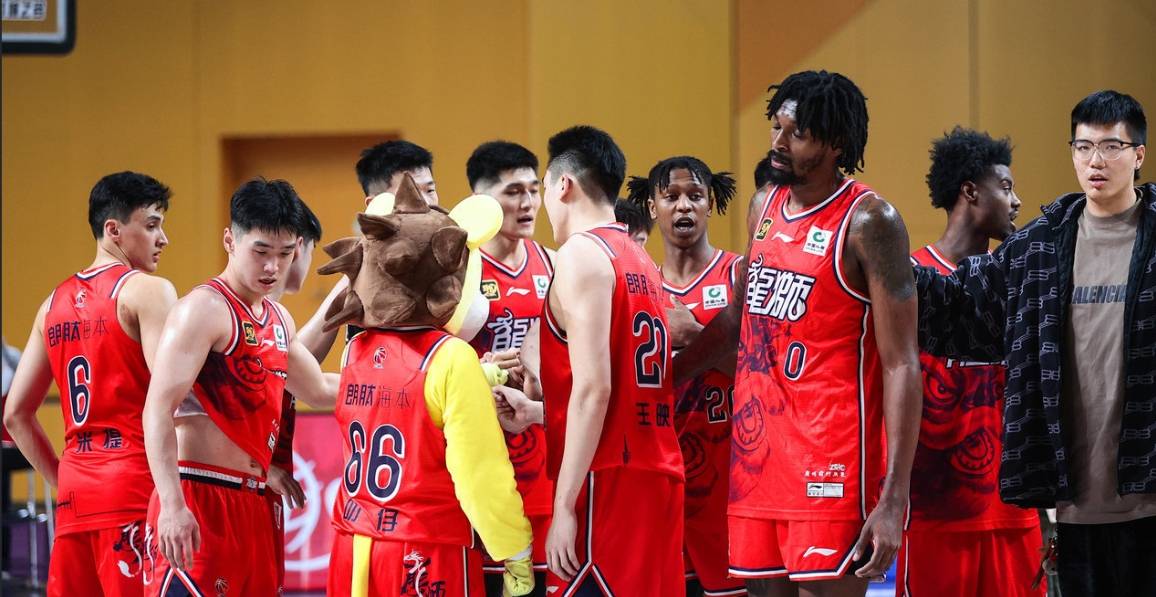 关于贵州男篮大胜青海队，稳定积分榜首的信息
