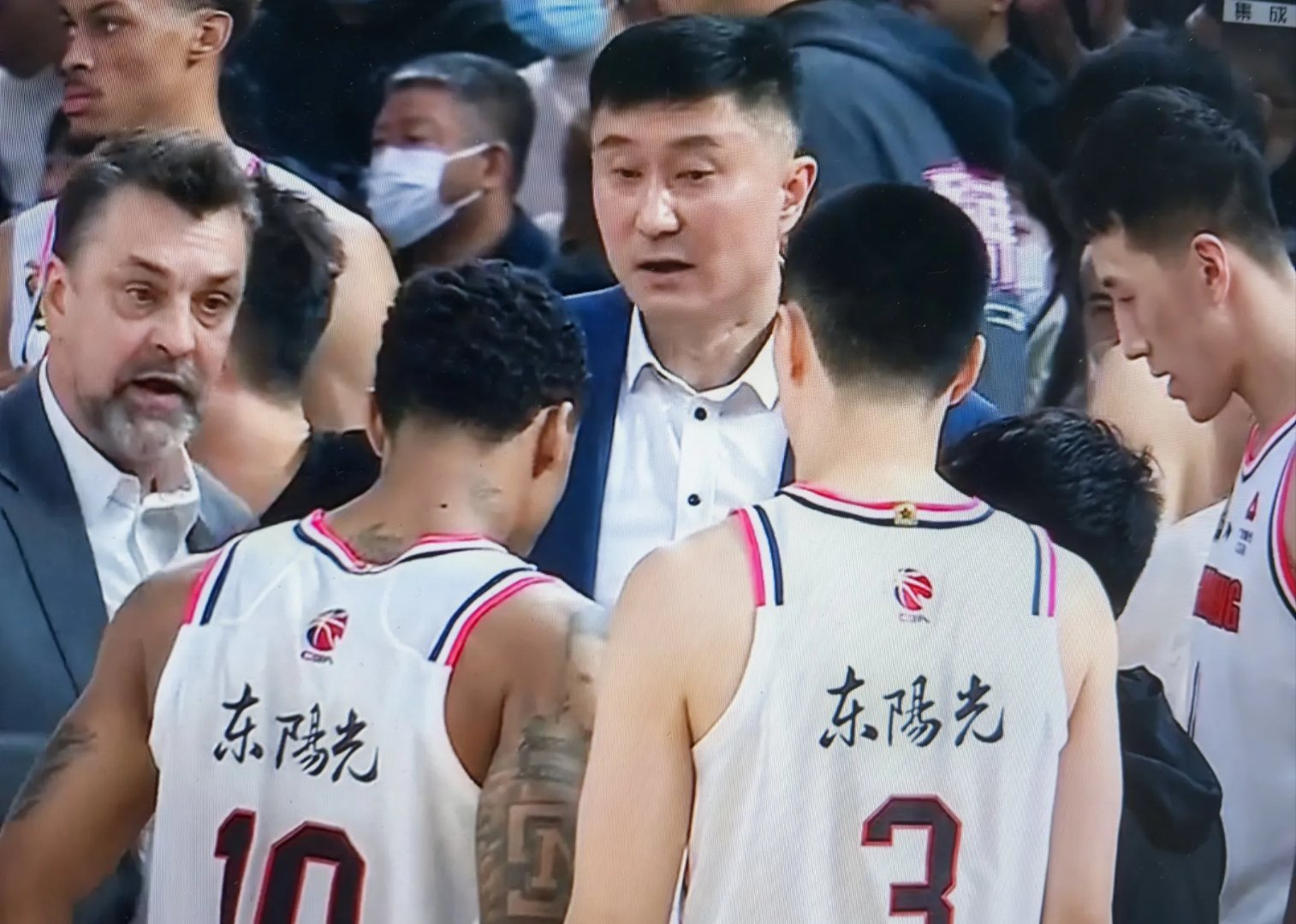 球队努力防守，成功守住比赛分差