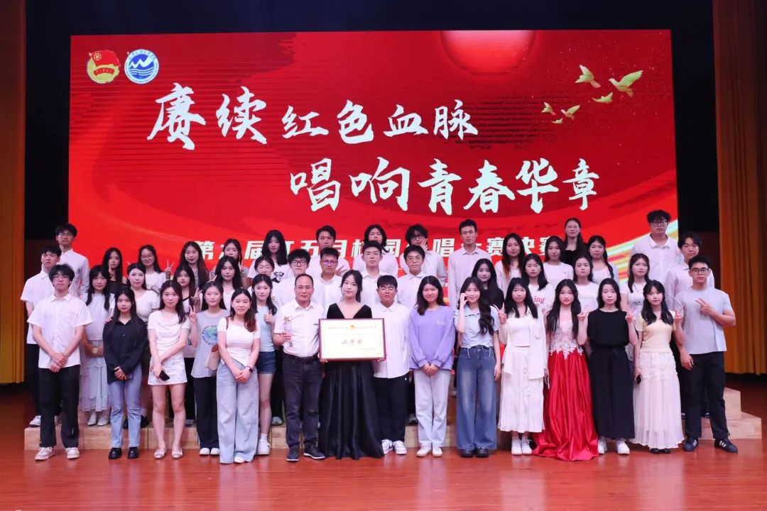 现场深情庆祝喜获绝佳成绩的简单介绍